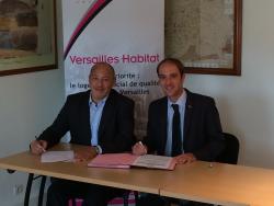 Le Directeur de Versailles habitat et le représentant d'Eiffage signent le marché Grenelle Environnement résidence des Chantiers