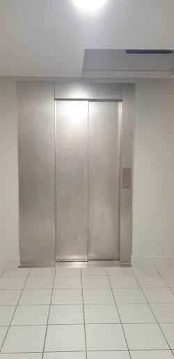 porte d'ascenseur rénovée